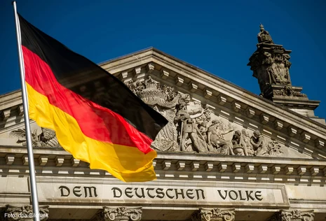 Beteiligung auf Bundesebene Deutschlandfahne vorm Reichstag in Berlin