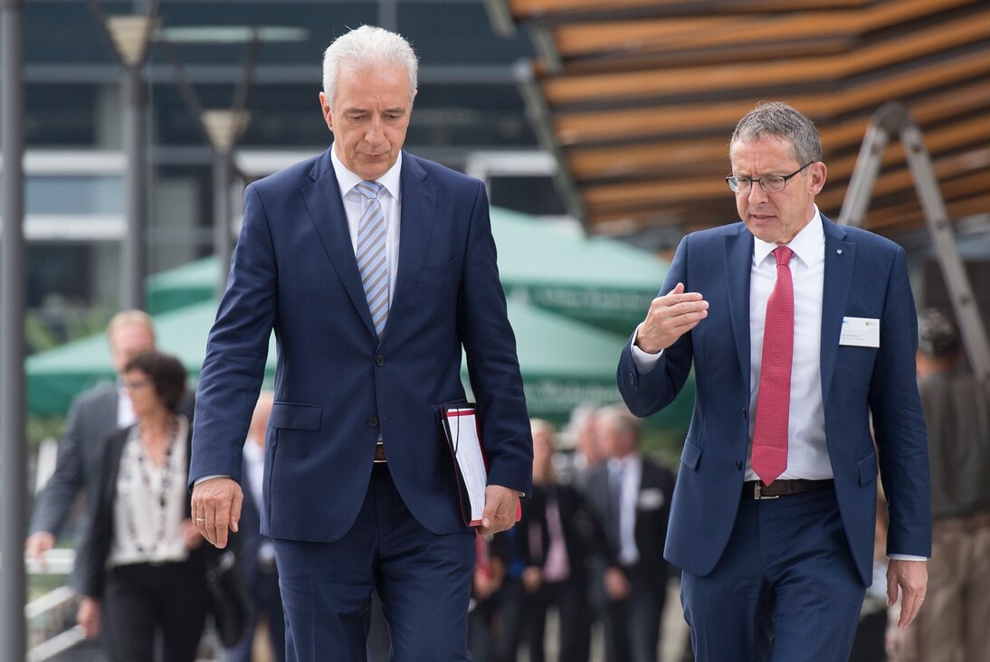 Ministerpräsident Tillich (l.) und Dr. Urs Hofmann (r.)