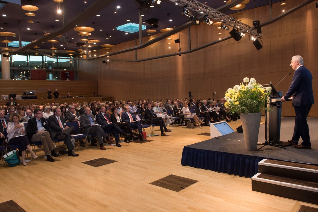 Tillich spricht vor den Teilnehmern der Konferenz