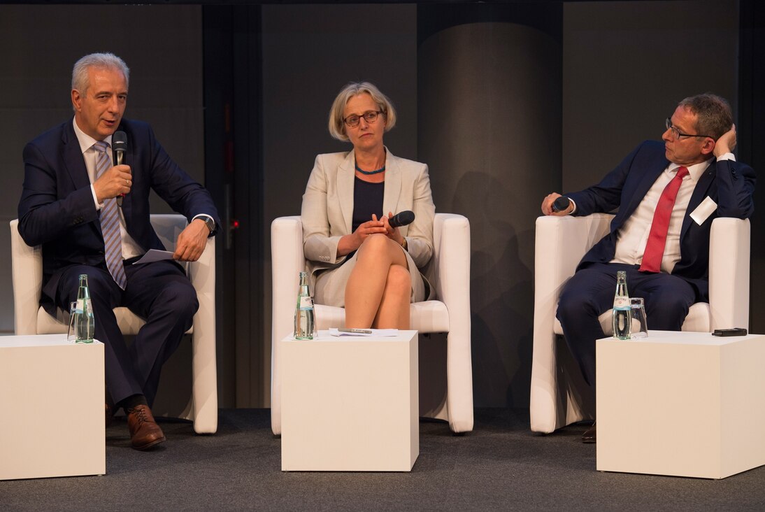 Ministerpräsident Tillich (l.) und Dr. Urs Hofmann (r.)